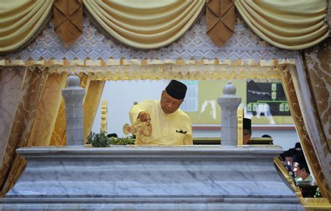 Free live istiadat pemasyhuran sultan abdullah paduka ayahanda sultan ahmad shah sebagai sultan pahang mp3. Khabar Pahang: Hari ini, 40 tahun lepas