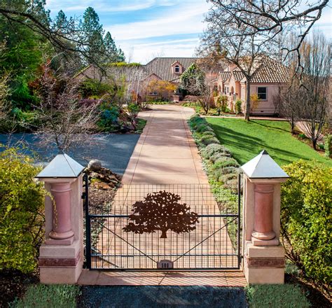A Look At Some Gated Front Entrances | Homes of the Rich