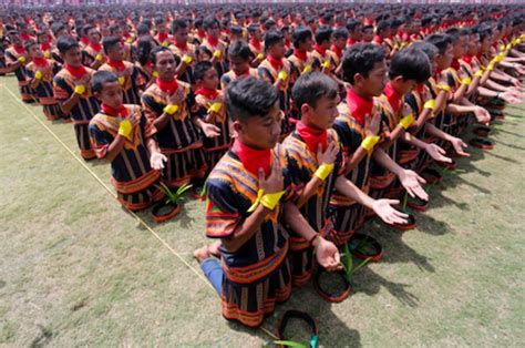 Tarian ini dipandu oleh seorang pemimpin yang lazimnya disebut syech. Pola Lantai Tari Saman, Tarian Seribu Tangan Asal Aceh ...