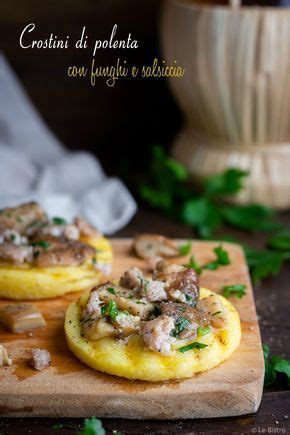 Si possono preparare in diversi modi e vengono abbinati di solito con altri ingredienti come i funghi, lo speck, il lardo, il formaggio spalmabile o la salsiccia. Crostini di polenta con funghi e salsiccia | Ricetta ...