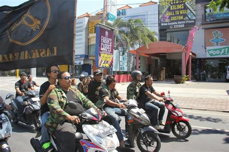 The attack killed 202 people (including 88 australians, 38 indonesians, 23 britons, and people of more than 20 other nationalities). KORLAP LEGIAN: FOTO HUT LASKAR BALI KE 12