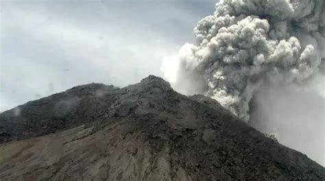 breaking news gunung merapi meletus tinggi erupsi 5 000 meter radar sukabumi