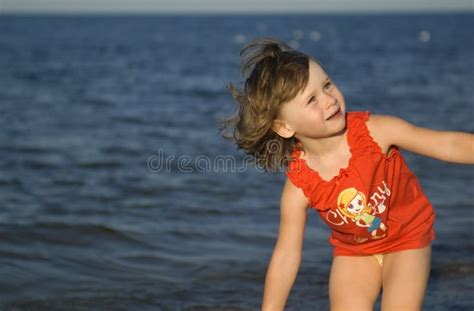 ragazza dolce sulla spiaggia immagine stock immagine di bello ritratto 6344963