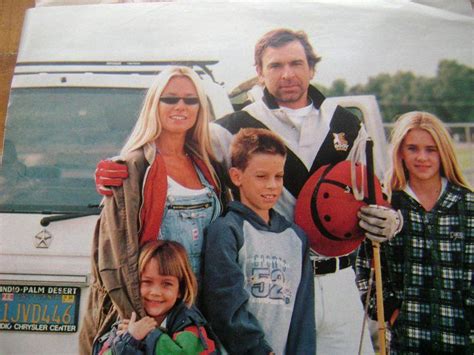 Es hija del actor héctor noguera y la profesora de expresión oral, claudia berger y ha una chica solitaria y de pocos amigos y que siempre se sintió postergada por su familia por estar completamente sana, al contrario. EMILIA y su familia | Trillizas de oro, Oro