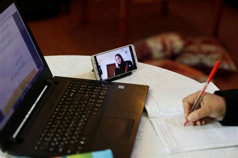 Distance learning) باستخدام تقنيات الاتصال في عملية التعليم، وهي من الظواهر التي انتشرت مؤخراً في عدد من المعاهد، والمؤسسات، والجامعات. التعليم عن بعد في العالم العربي من مهمة مؤجلة الى اجراء ...