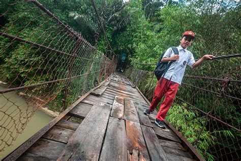 Siswa Di Lebak Nekat Lewati Jembatan Gantung Yang Rusak Saat Berangkat Sekolah