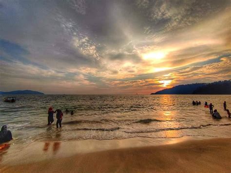 Abg ini rela buka baju demi followes360p. Pantai Teluk Senangin, Port Cuti Bajet! Buka Pintu Chalet Terus Terjun Laut - LIBUR