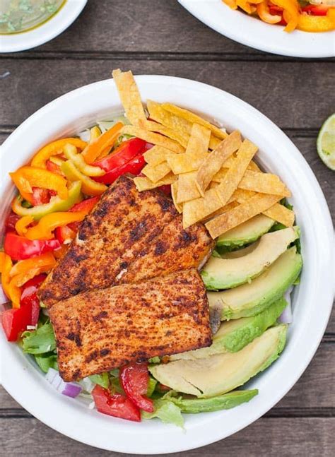 Arrange the grilled fish on top of the salads, drizzle with the avocado dressing and serve. Fish Taco Salads with Creamy Sriracha Lime Dressing