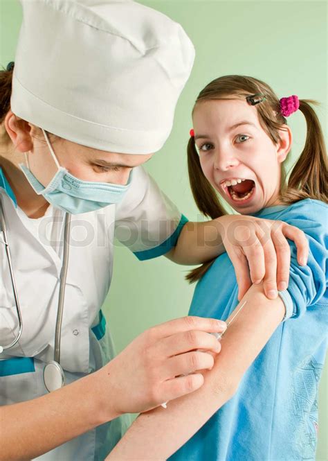 Lady Arzt Macht Eine Injektion Angst Teen Girl Stock Bild Colourbox