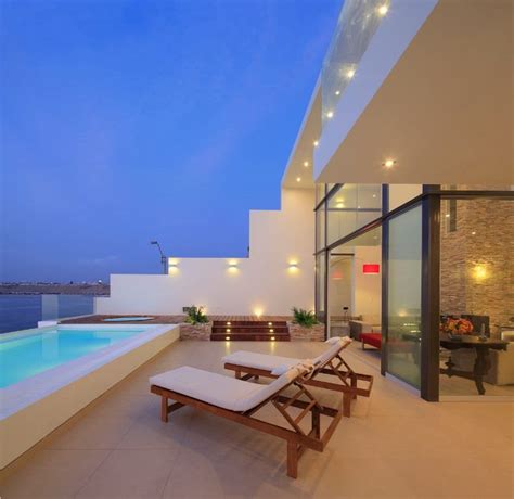 La fachada de tu casa es el detalle mas importante a considerar cuando estamos construyendola o cuando simplemente sentimos que necesitamos renovarla, porque tenga mucho tiempo la misma fachada o porque este muy dañada la que ya tienes. Hermosa fachada de casa frente al mar. La terraza es cálida y comunica cómodamente a la casa con ...