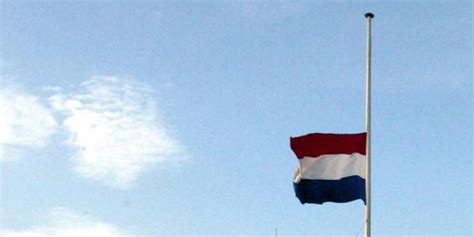 Blauwe vlag en groene wimpel voor jachthaven nieuwboer. Vlaggen in Bunschoten en Hoevelaken halfstok | Blik op nieuws