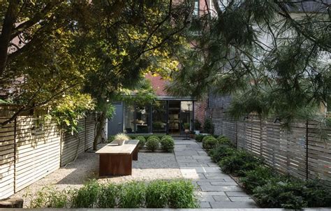 Echeverias, sedums, aloes, i could actually design a garden only using these 3 plant groups, but not being a real minimalist, i've. The New Gravel Backyard: 10 Inspiring Landscape Designs ...