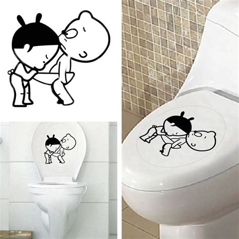 Nun, das kommt immer wieder mal vor, dass sich frauen abseits von toiletten in die büsche begeben, so welche da sind, anstatt sich auf verdreckte toilettenbrillen setzen zu müssen. Junge Auf Outdoor Toilette - Kleiner Junge sitzt auf Toilette mit gequälten Gesicht ...