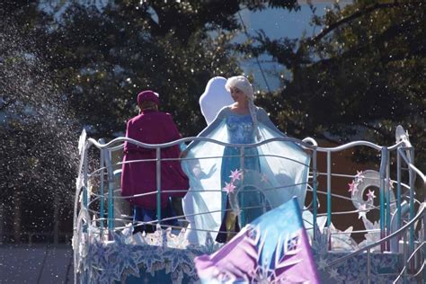 Anna And Elsa S Frozen Fantasy Greeting Tdr Explorer