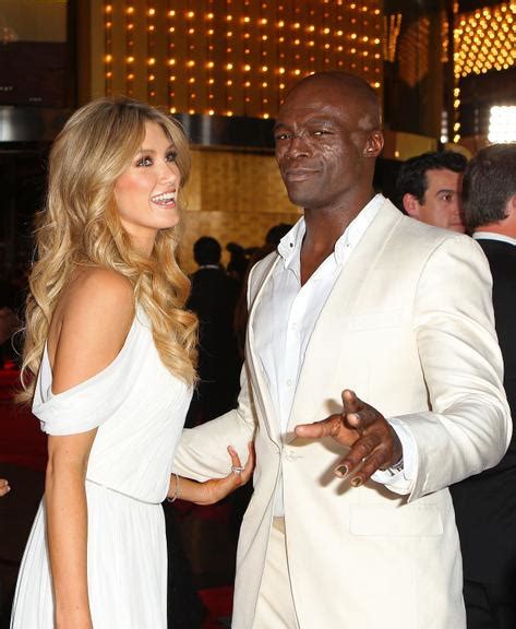 Seal, wearing a white suit and golden nail polish, was photographed planting a smooch on delta goodrem's beautiful little cheek at the 2012 logie awards in melbourne. Seal e Delta Goodrem : intimidade no tapete vermelho