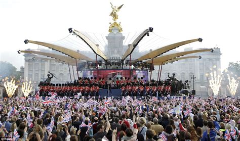 Queens Diamond Jubilee Crowd Of 500000 Flag Waving Royalists Cheered