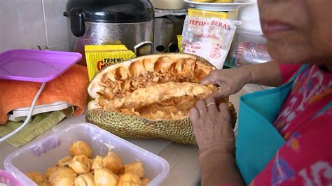Pisang goreng ('fried banana' in indonesian/malay) is a fritter made by deep frying battered plantain in hot oil. How to prepare Malaysia favorite food. The Pisang Goreng and Chempedak Goreng - YouTube