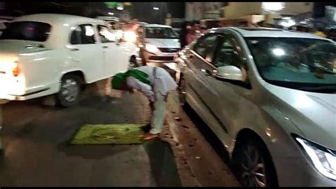 Man Offers Namaz On Road Outside Up Cms Secretariat Sends Cops Into A