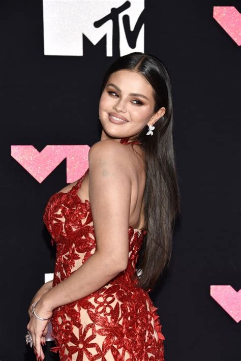 Selena Gomez Luce Vestido Rojo De Encaje Transparente En Los Mtv Vmas