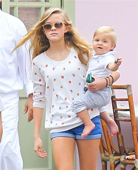 Vid O Reese Witherspoon En Parfaite Grande Soeur Ava S Occupe De Tennessee Los Angeles