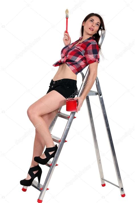 Sexy Vrouw Met Een Borstel En Een Verf Kunt Poseren Op Een Ladder — Stockfoto © Photography33