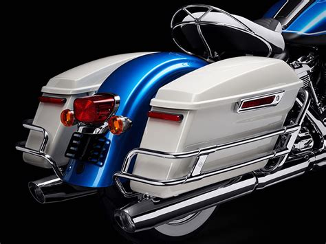 Von vorderen fendern, der verkleidung, dem solosattel bis hin zu den koffern und der dreifarbigen lackierung. 2021 Harley-Davidson Electra Glide Revival | First Look ...