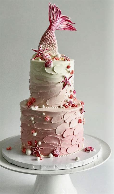 A subtle ombre white to silver one tier wedding cake topped with a pink bloom is a chic idea. Pin on Beautiful Buttercream Cakes