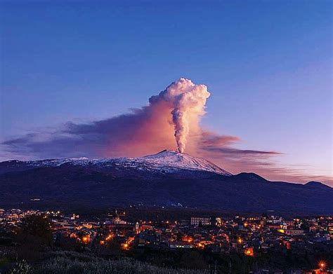 Secondo quanto evidenziato dall'istituto nazionale di geofisica e vulcanologia: Etna in eruzione, chiuso un settore dello spazio aereo di ...