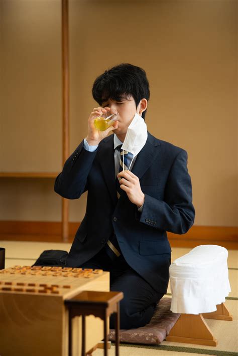 He is the youngest person to be awarded professional status by the japan shogi association and one of only five players to become. 藤井聡太七段が王位挑戦権獲得 永瀬2冠を下す - 社会写真 ...