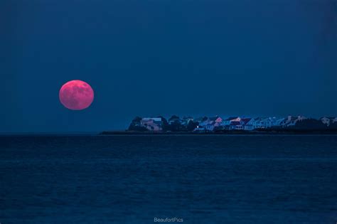 Wednesday's super blood moon, a combination of the two events, will be visible from the early evening in australia. Rare super blood moon eclipse coming on Sunday