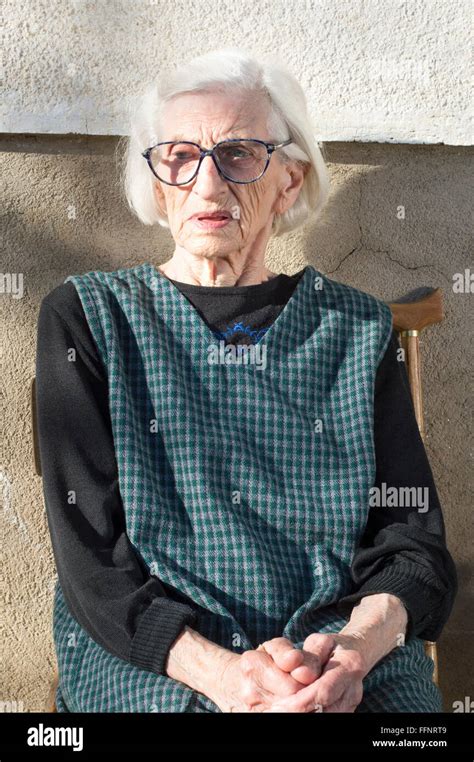 Porträt Von Einem Neunzig Jahre Alt Oma Sitzt Im Freien Stockfotografie