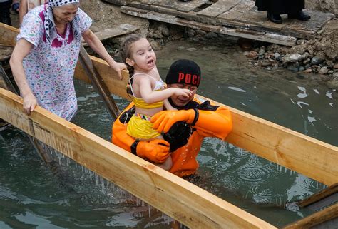 Epiphany Russian Orthodox Christians Plunge Into Frozen Rivers And Lakes To Celebrate Ibtimes Uk