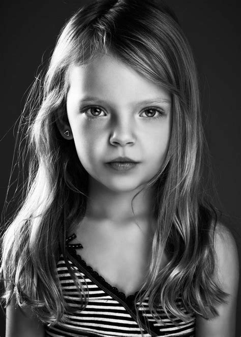 Portretfoto Van Een Meisje In Zwart Wit Lara Bommartini Photography