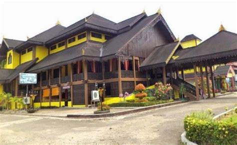 Salah satu yang menjadi ciri khas daerah indonesia adalah rumah adatnya. Review tentang Rumah Adat Melayu Kalimantan Barat