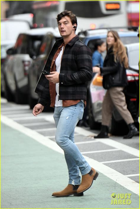 Tyler Cameron Enjoys An Afternoon Of Shopping In Nyc Photo 4383066