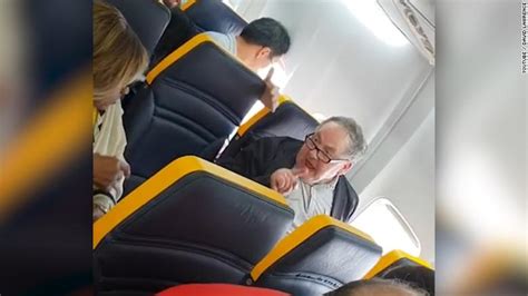 con una silla de clase racista activistas colombianos buscan que aerolíneas implementen