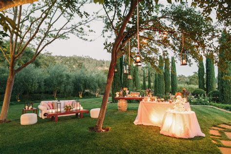 This backyard party decoration is perfect for smaller tabletops, and incorporates a splash of tropical detail to your gathering. Backyard Wedding Decoration Ideas