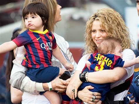 Fußballer gerard piqué und sängerin shakira sind seit unglaublichen acht jahren verliebt und glücklich. Shakira Opens Up About Raising Her Children In Spain