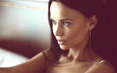 masaüstü yüz kadınlar model portre alan derinliği uzağa bakmak uzun saç mavi gözlü