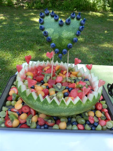 This impressive watermelon bowl features a decorative handle, and is filled with a fresh fruit salad with all your favorite summer flavors. 4280a55d5d274bf379667cdfddf8544c.jpg 1,200×1,600 pixels ...