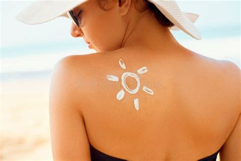 Beauty Woman Applying Sun Cream Creme On Tanned Shoulder In Form Of The Sun Sun Protection