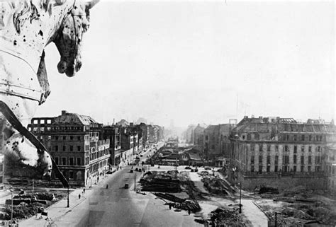 Ein paar kilometer westlich davon, nahe dem brandenburger tor, ein weiteres mahnmal: Berlin 1945 Blick vom Brandenburger Tor auf den Pariser ...