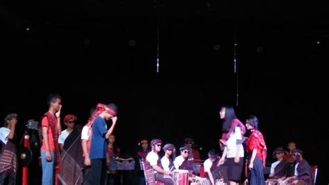 Pemandangan alam cahaya menanam jalan sinar matahari pagi daun jatuh tanah musim gugur daerah berhutan habitat pohon hutan lanskap. Teater Tradisi Jong Bataks Arts Festival: Seperti Daun ...
