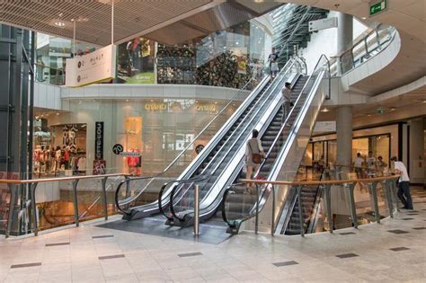 Pierwszy etap znoszenia obostrzeń rozpocznie się 20 kwietnia 2020 galerie handlowe zostaną otwarte dopiero w trzecim etapie, razem z zakładami fryzjerskimi i salonami kosmetycznymi. Kiedy zostaną otwarte galerie handlowe w Bydgoszczy? Drugi etap odmrażania gospodarki wchodzi w ...
