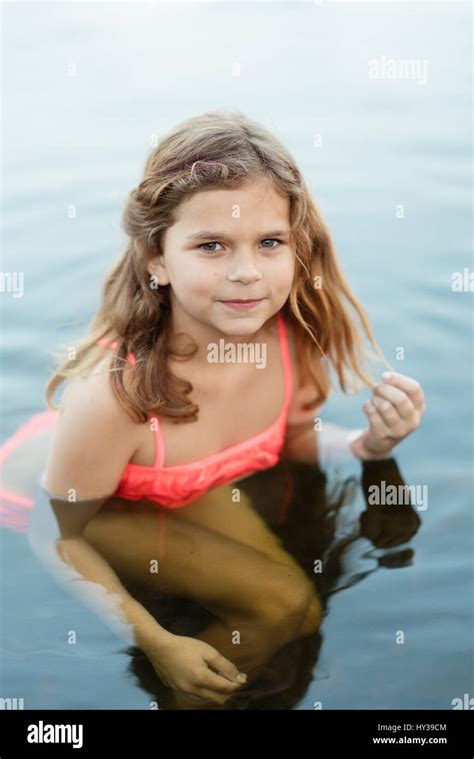 Eight year old girl bikini fotografías e imágenes de alta resolución Alamy