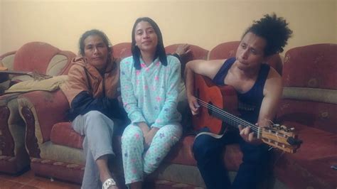 Me Quedo Llorando Pasacalle Madre E Hija Cantando Música Ecuatoriana