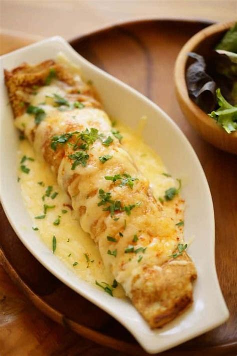 Roll up crepes with filling, place side by side on a baking sheet. Chicken and Mushroom Crepes | Recipe in 2020 | Recipes ...