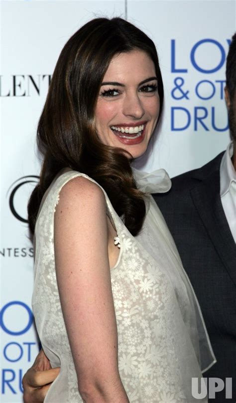 Anne Hathaway Arrives For The Premiere Of Love And Other Drugs In New