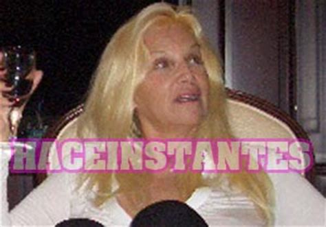 Nuevamente una revista, en este caso la revista pronto, obtuvo algunas imágenes de susana giménez, vestida de entrecasa, sin maquillaje ni photoshop, en su chacra de uruguay mientras realizaba una de las tareas que más disfruta: Haceinstantes: El silencioso drama de Susana Giménez