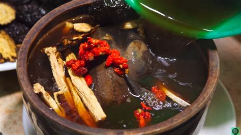 Didihkan air, masukkan daging ayam cincang yang sudah dibulatkan masukkan wortel, jamur padi, lada, pala, 2 buah magie blok, ayam dan garam secukupnya 3 Makanan Asia Kaya Khasiat, Sup Ayam Hitam hingga Jamur Ulat!